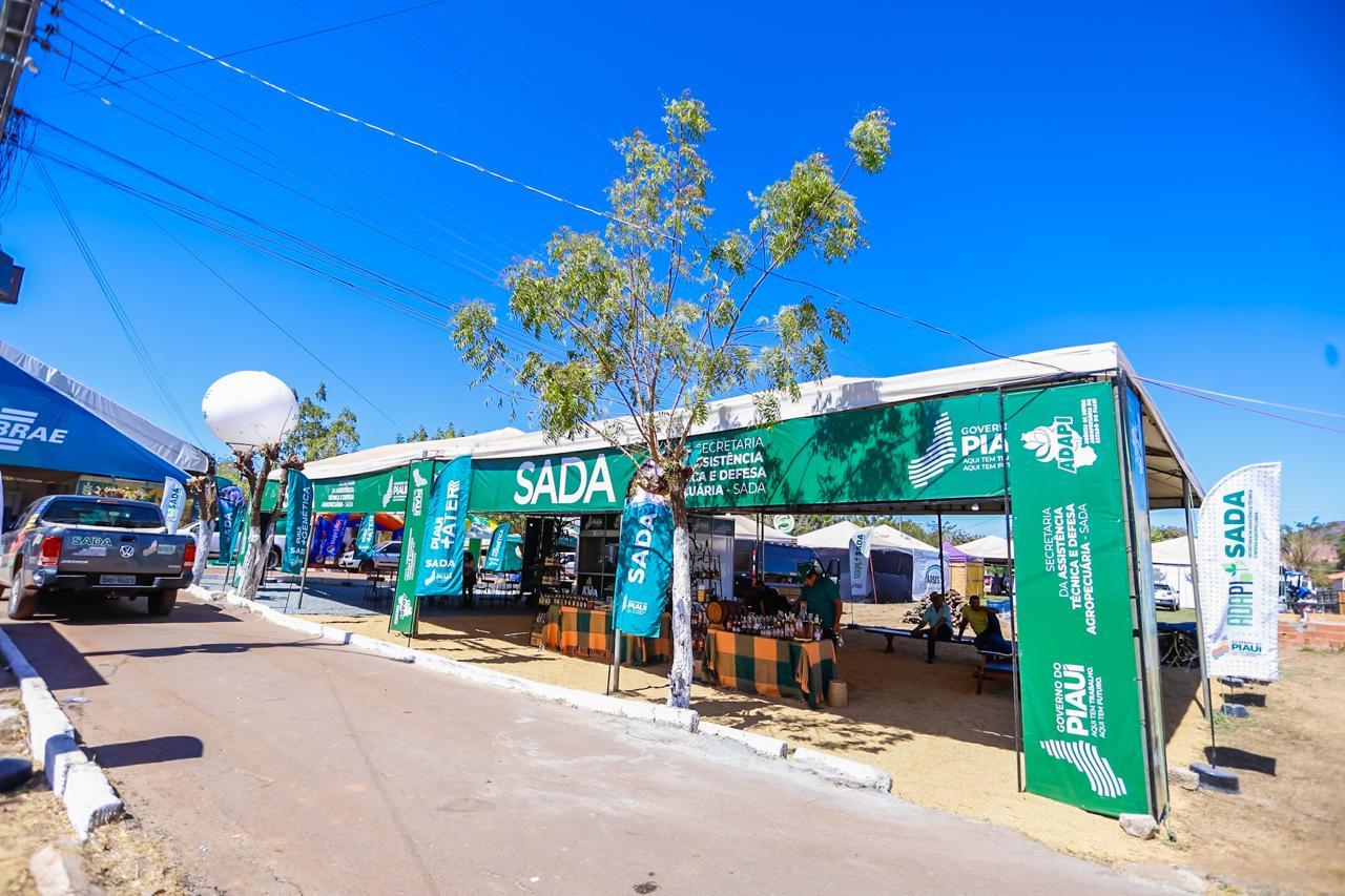 Governador inaugura obras de pavimentação, educação e saúde em Corrente e Sebastião Barros