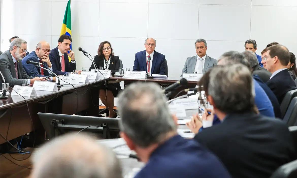 Governo brasileiro busca negociação com Estados Unidos e pede apoio de empresários