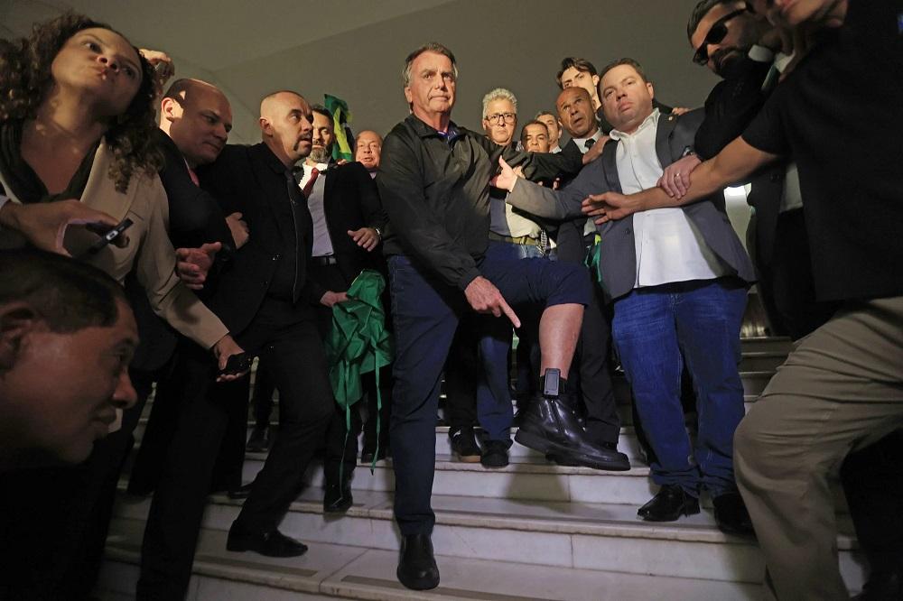 Ministro Alexandre de  Moraes dá 24 horas para Bolsonaro explicar uso de redes sociais