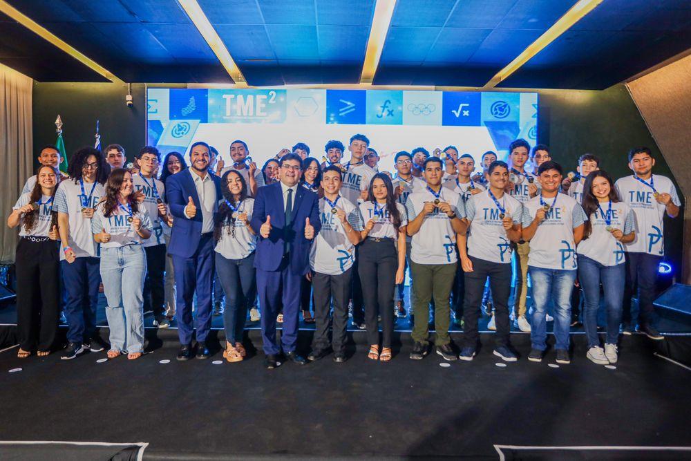 Rafael Fonteles entrega medalhas da OBMEP e premia estudantes de Olimpíadas do Conhecimento