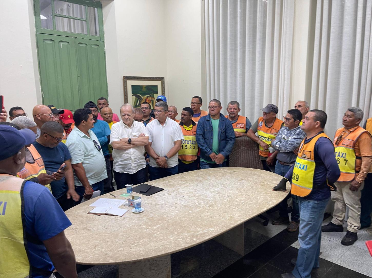 Prefeieto Silvio Mendes se reúne com mototaxistas e recebe reivindicações da categoria