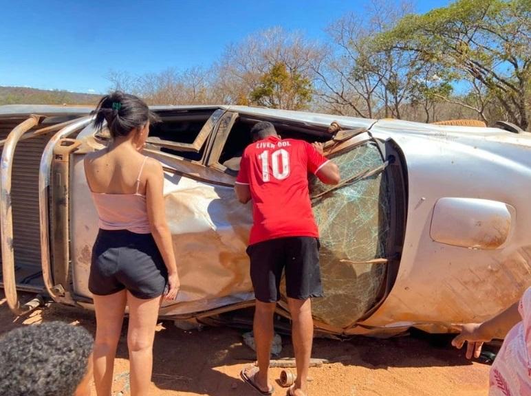 Vereadora morre e filhos se ferem em capotamento em estrada vicinal de Landri Sales