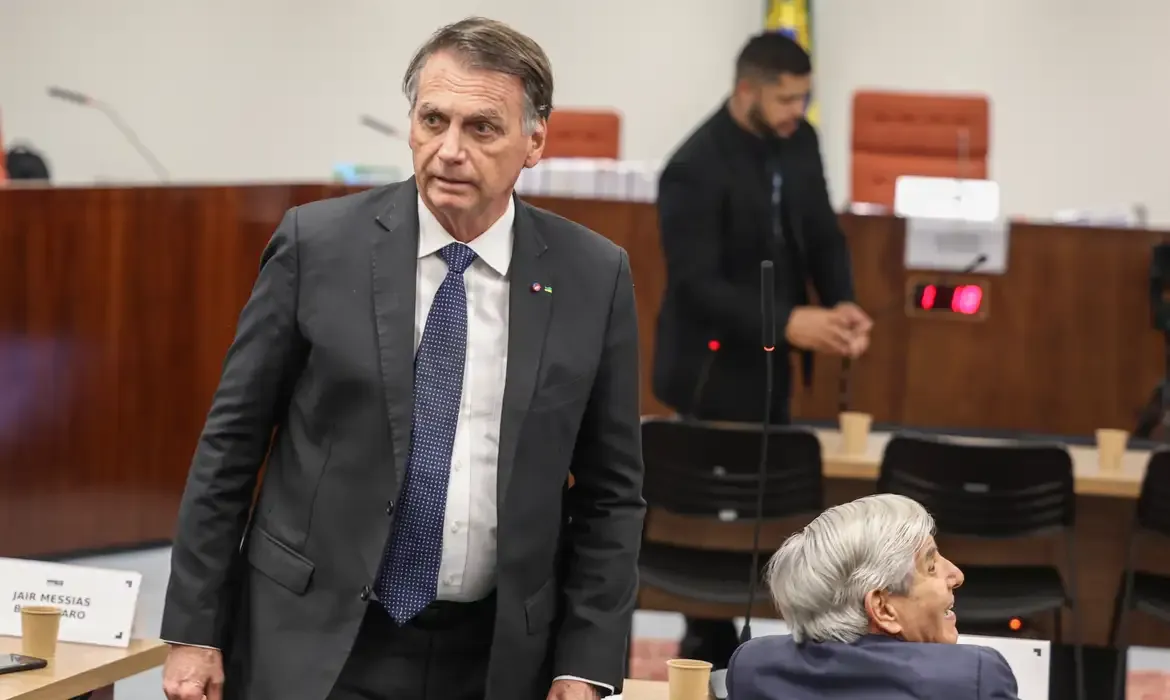 Advogados de Bolsonaro têm até quarta para entregar defesa no processo da trama golpista