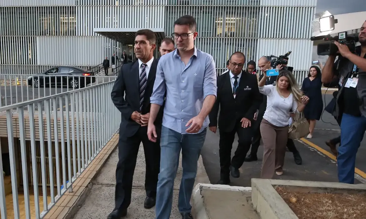 Alexandre de Moraes vai permitir que Do Val participe de sessões do Senado além das 19h