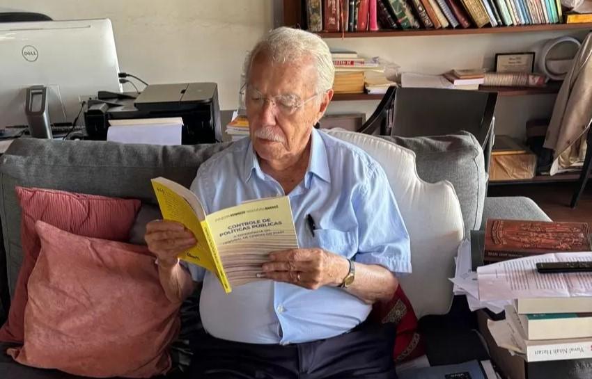 Ex-presidente José Sarney elogia livro do presidente do TCE-PI, conselheiro Kennedy Barros
