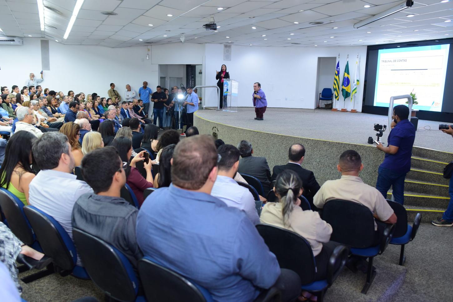 Gigante Léo emociona servidores com palestra motivacional no aniversário de 126 anos do TCE-PI