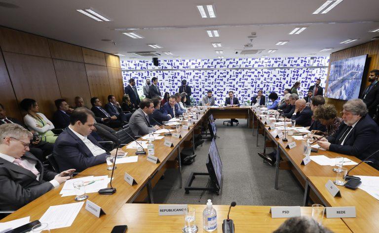 Líderes definem que projeto da anistia para golpistas e foro privilegiado não entram na pauta desta semana