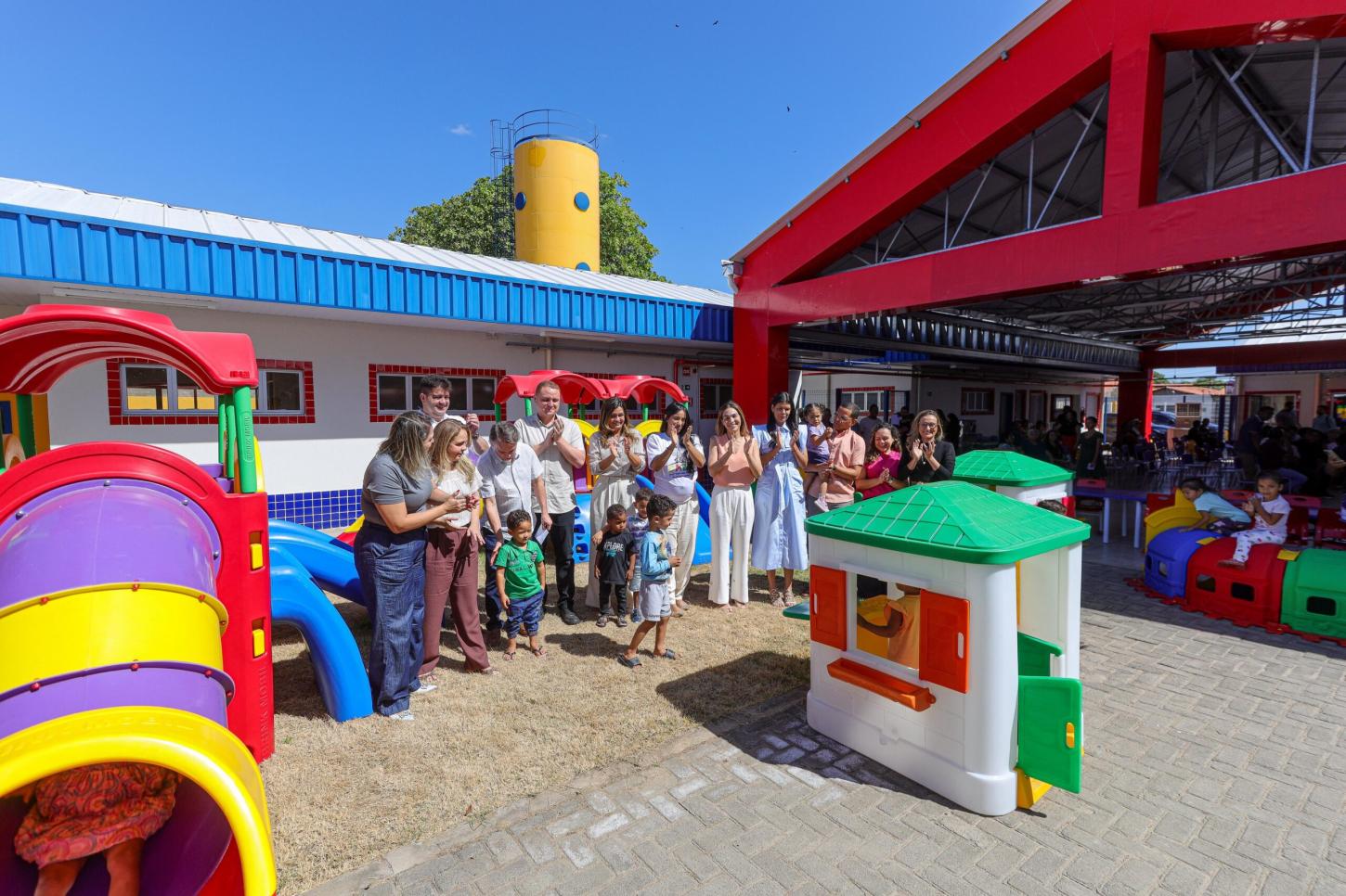 Pacto pelas Crianças do Piauí entrega kit mobília creche em Teresina