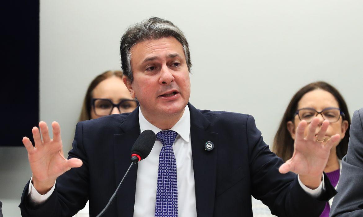 Deputados e senadores devem pagar pelos seus crimes como qualquer cidadão, defende ministro