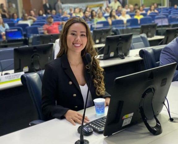 Vereadora Fernanda Gomes se afasta do mandato na Câmara Municipal