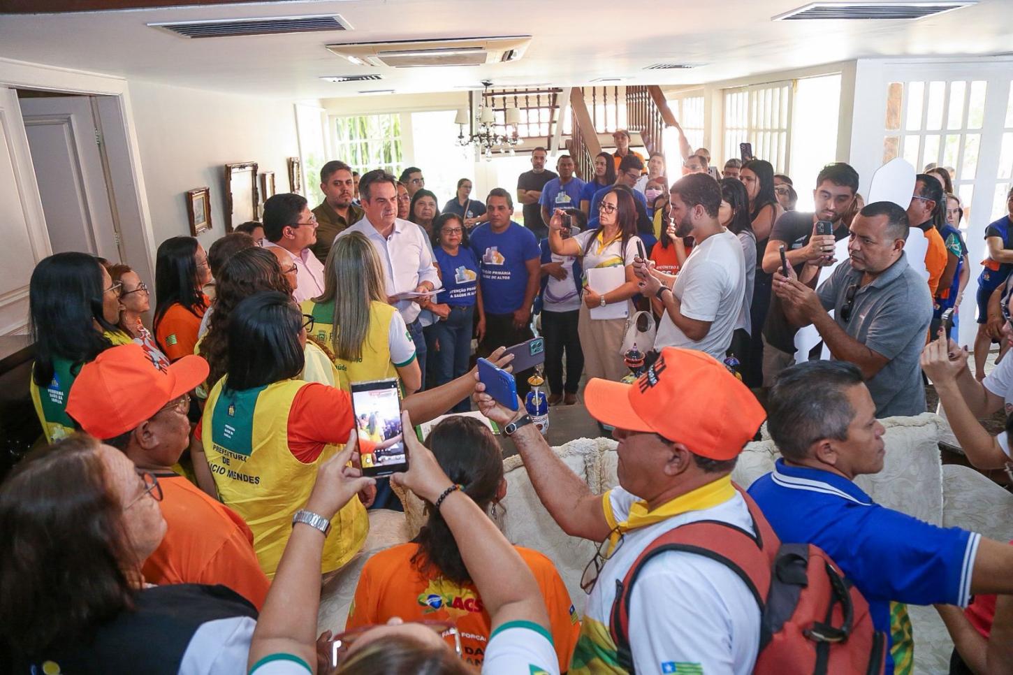 Agentes comunitários entregam reivindicação de aposentadoria especial para Ciro Nogueira