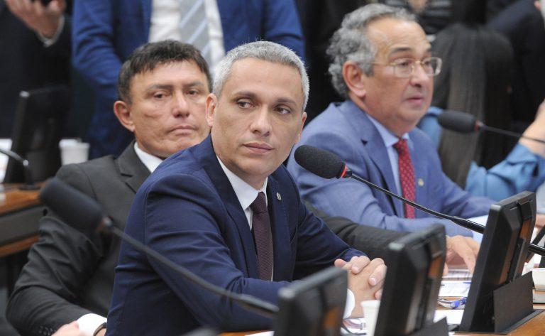 CCJ aprova projeto que suspende ação penal contra o deputado Gustavo Gayer no Supremo