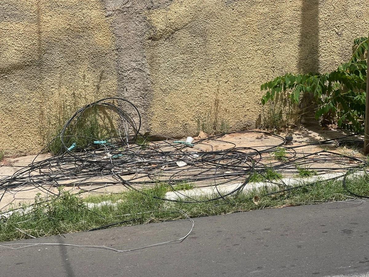 Lei obriga empresas a remover cabos inservíveis de energia, internet e telefonia de locais públicos no Piauí