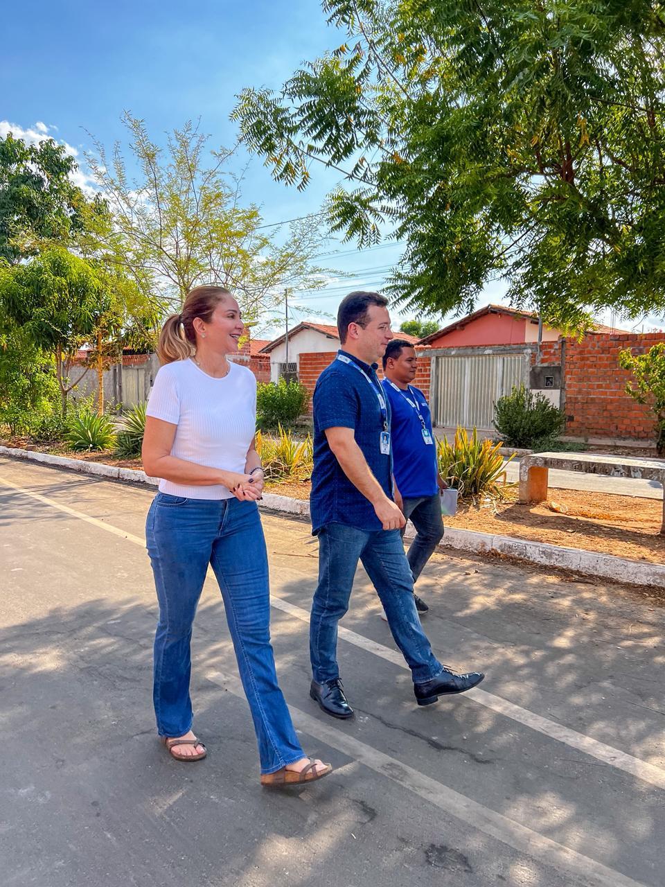 Lucy Soares visita Residencial Edgar Gayoso acompanhada do superintendente da SDU Norte