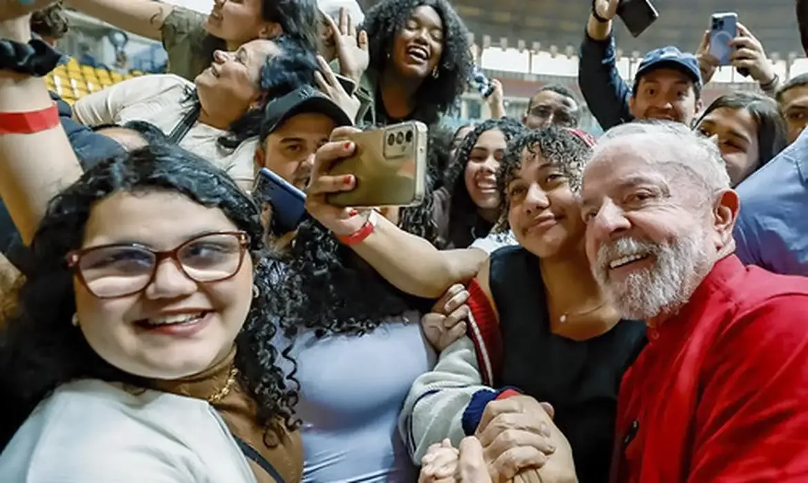 Lula afirma que educação e política são pilares para o País ter um futuro melhor