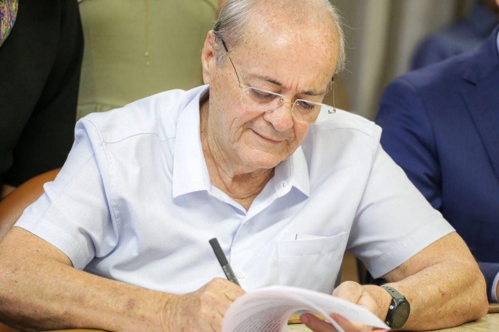 Prefeito Silvio Mendes assina licitação para a construção da galeria do Torquato Neto