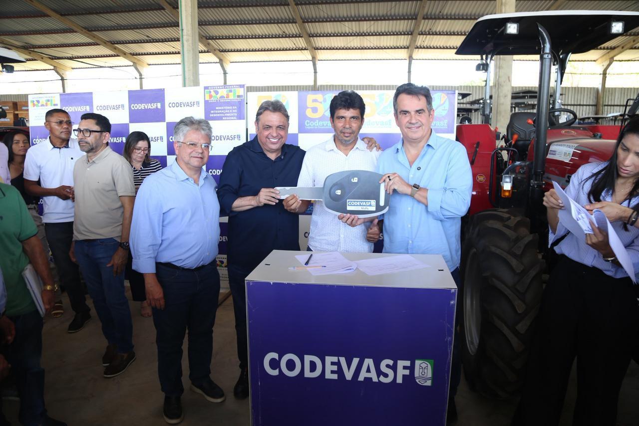 Senador entrega máquinas e equipamentos e beneficia 20 municípios