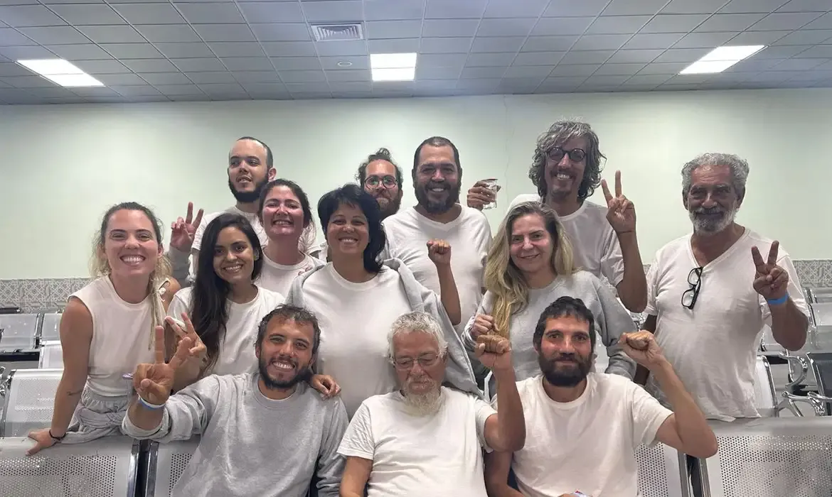 Todos os 13 brasileiros da Flotilha Global Sumud são libertados na Jordânia
