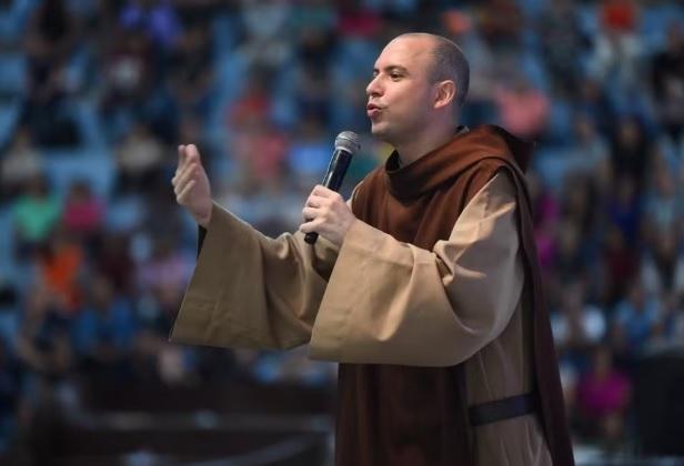 Deputada Vanessa Tapety propõe e Plenário aprova concessão de cidadania ao Frei Gilson