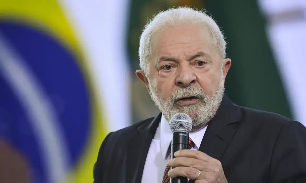 Governo Lula assina mensagem criando 8.600 cargos de professores e técnicos em educação