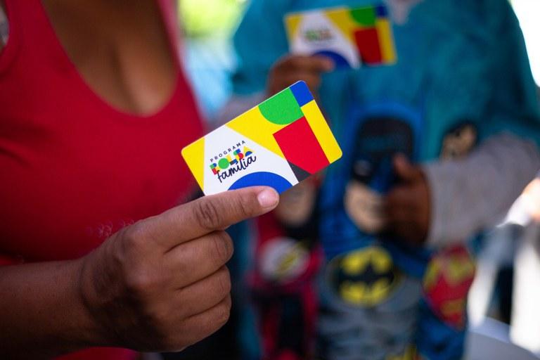 Mais de 18,65 milhões de famílias brasileiras começaram a receber o Bolsa Família nesta sexta-feira