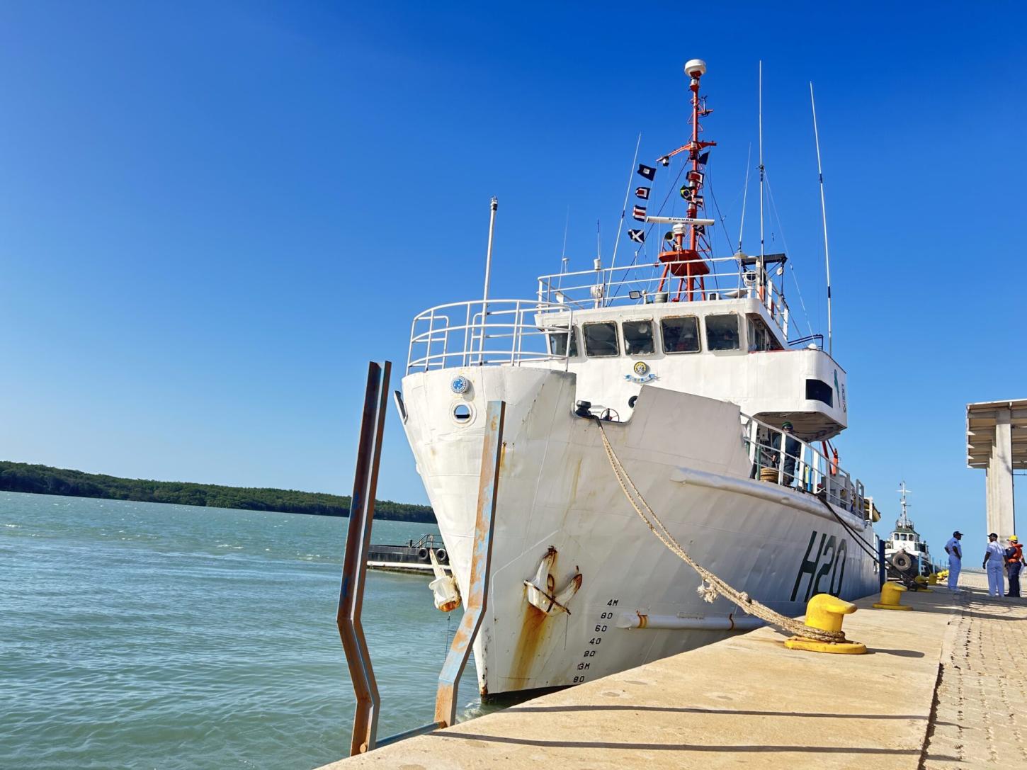 Navio da Marinha do Brasil atraca no Porto Piauí para instalação de boia de análise meteorológica