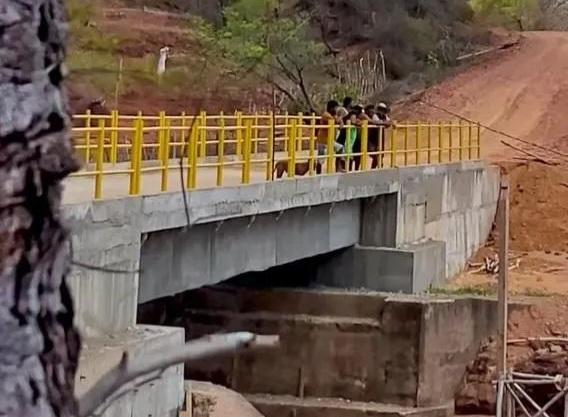 Prefeito de Amarante celebra construção de ponte que interliga os povoados Gameleira e Remanso