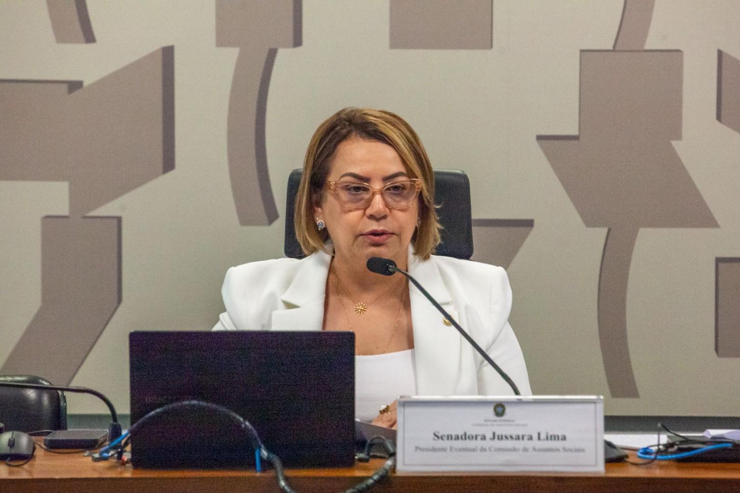 Senadora propõe Julho Neon como mês oficial da saúde bucal