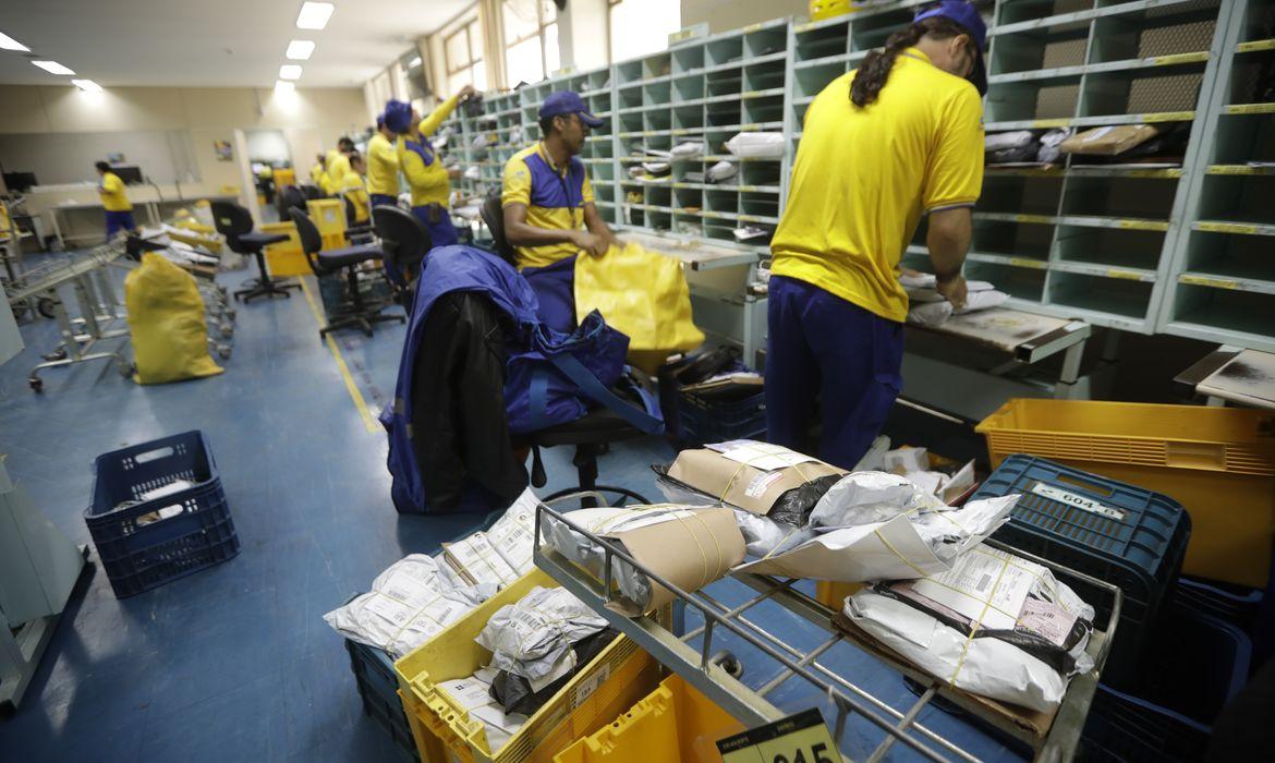 Correios anunciam fechamento de mil agências e demissão de 15 mil funcionários