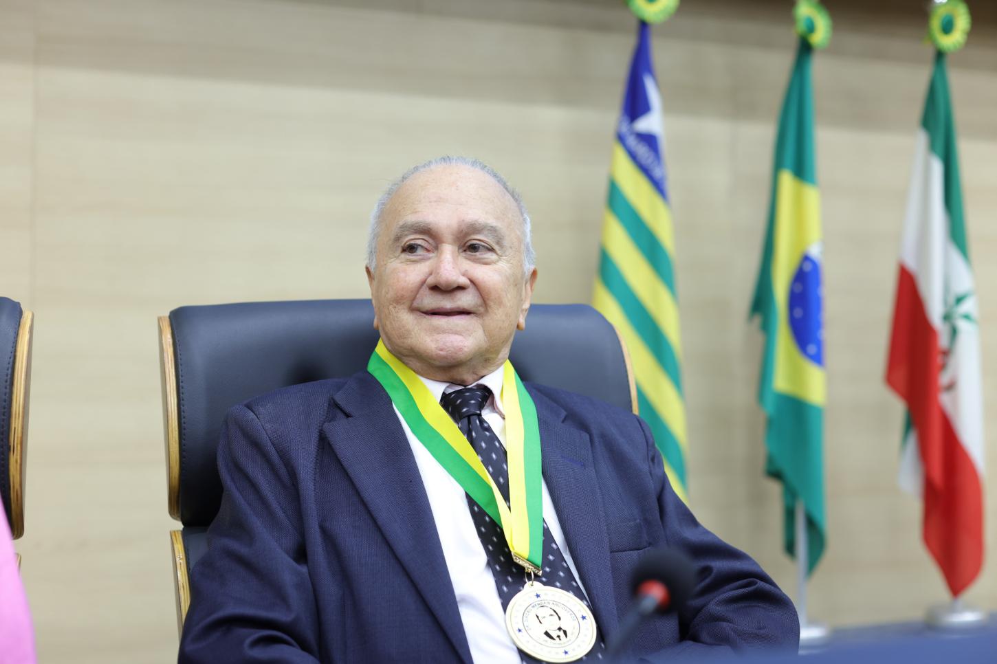 Ex-presidente do CRM-Piauí, Dagoberto Barros, recebe a Medalha do Mérito Legislativo Dirceu Arcoverde