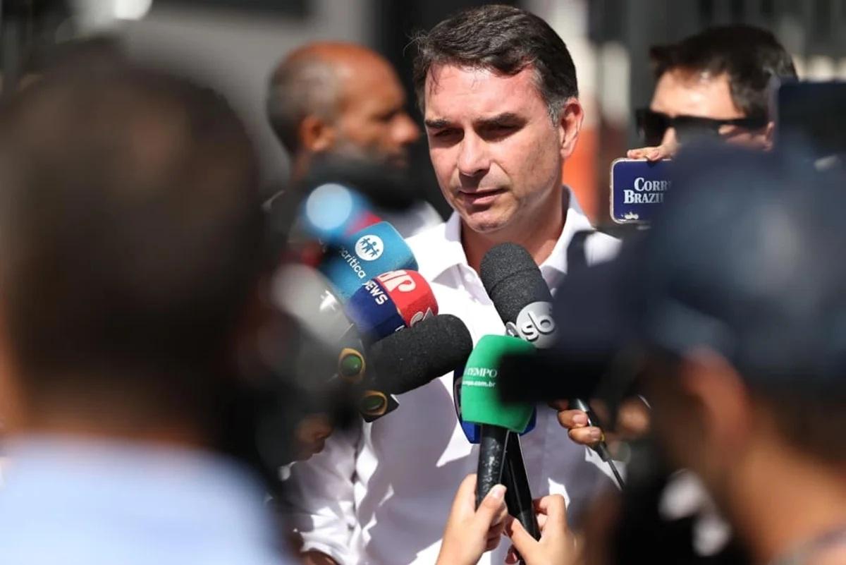 Flávio Bolsonaro visita o pai na PF: crise de soluço e barulho de ar é “tortura”