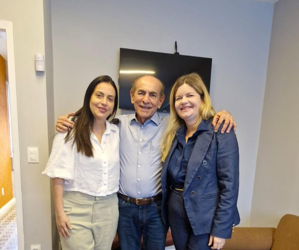 Gracinha Mão Santa e a irmã Cassandra Moraes Souza se reúnem com Marcelo Castro