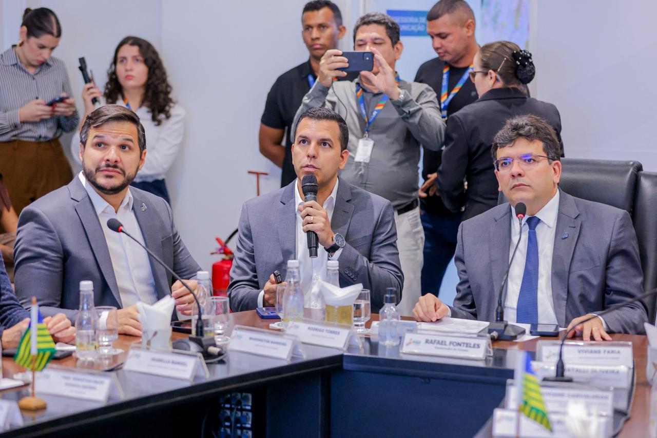 Rafael indica Bandeira de vice, sai de férias e avisa: 