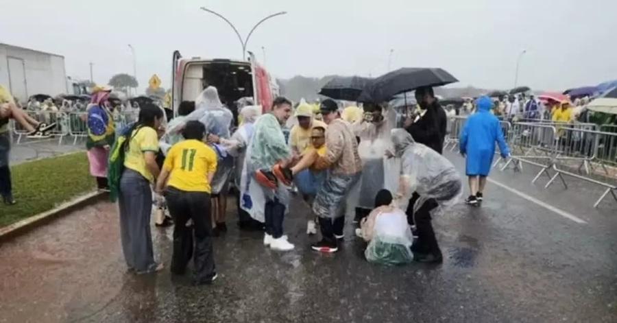 Raio atinge manifestantes na Praça do Cruzeiro, em Brasília