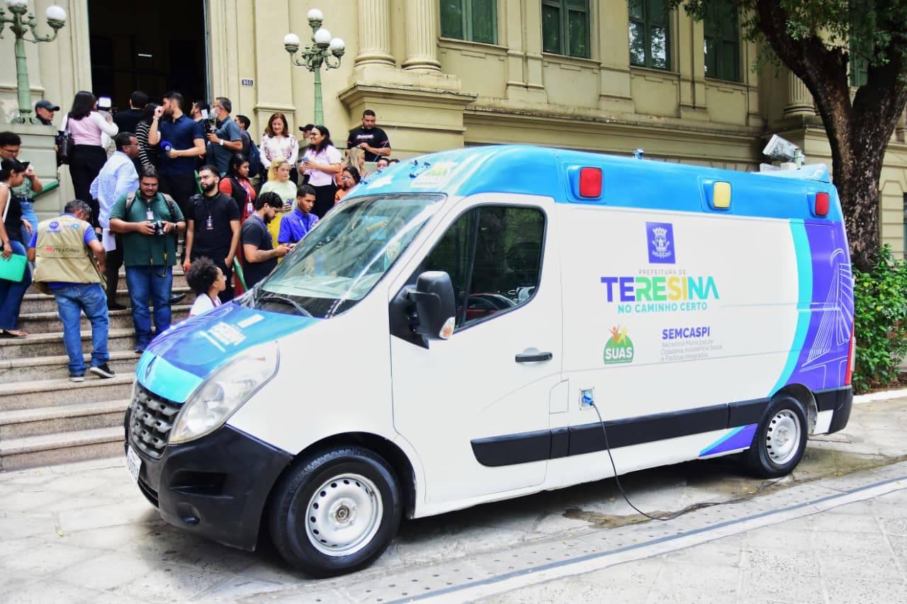 Silvio Mendes entrega de carros adaptados para banho de moradores em situação de rua