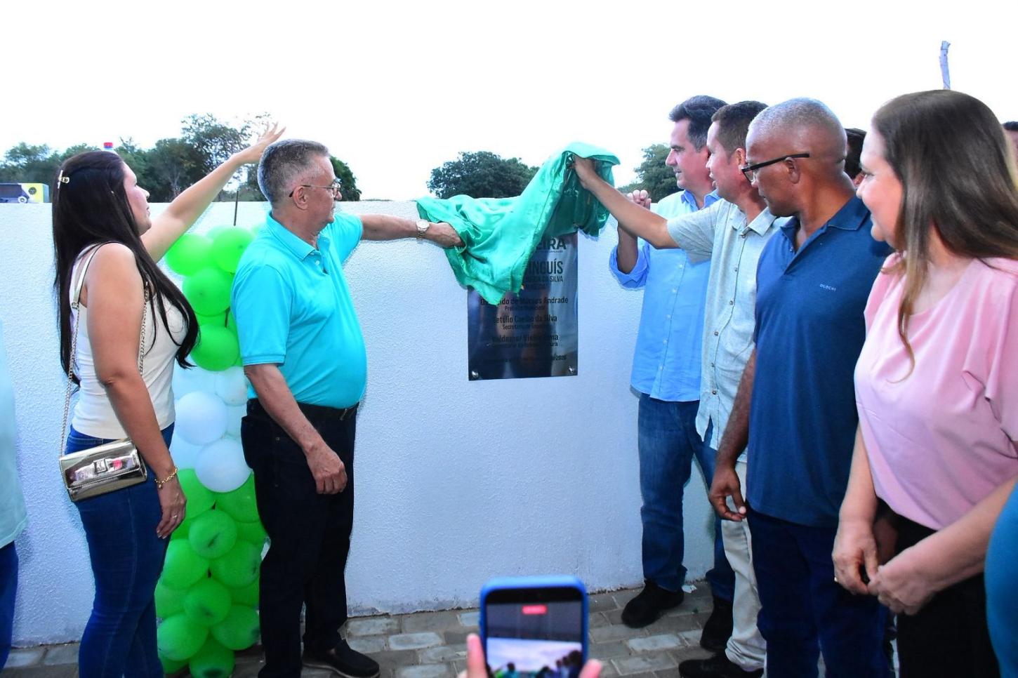 Ciro Nogueira inaugura campo de futebol na localidade Tinguís em Itaueira
