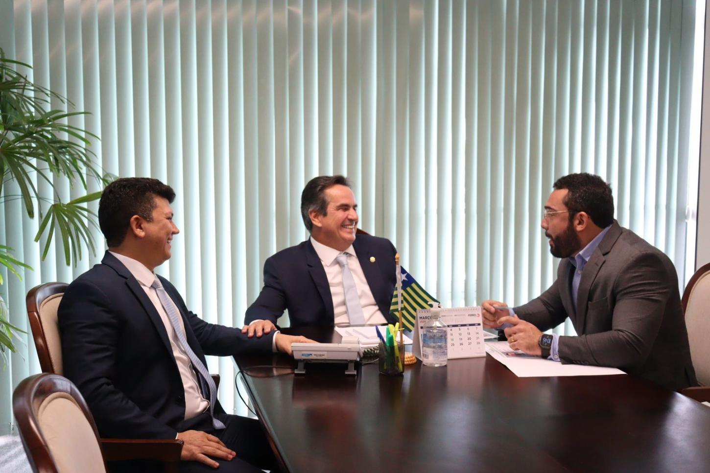 Ciro recebe prefeitos e lideranças para atender demandas dos municípios