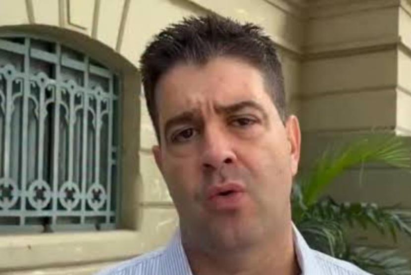 Ex-secretário Victor Linhares tira móveis e Luis André não tem onde sentar