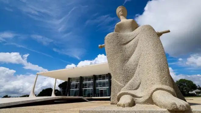 Flávio Dino manda suspender pagamento de penduricalhos nos Três Poderes