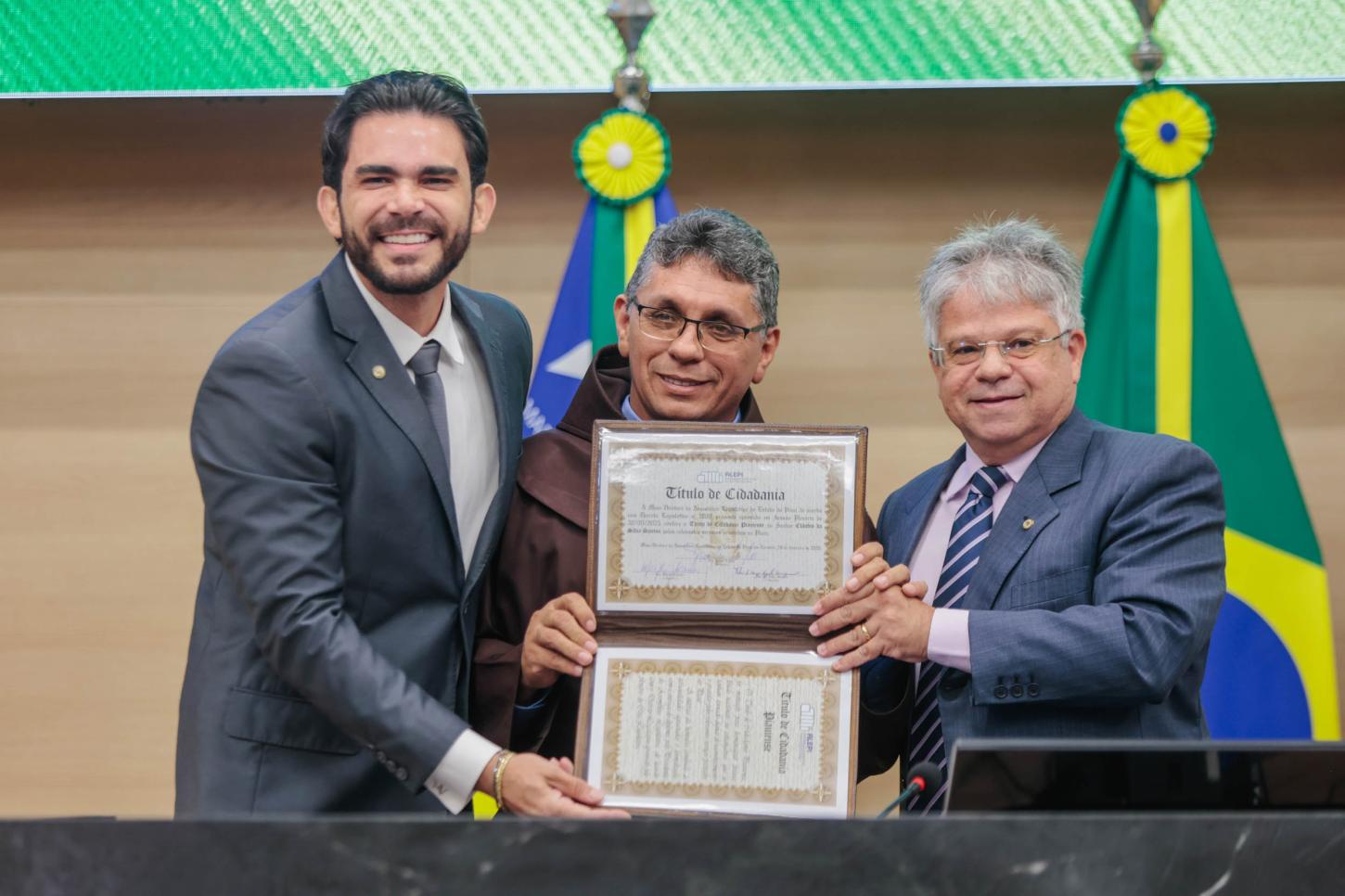 Frei Cláudio ganha cidadania piauiense na Assembleia Legislativa