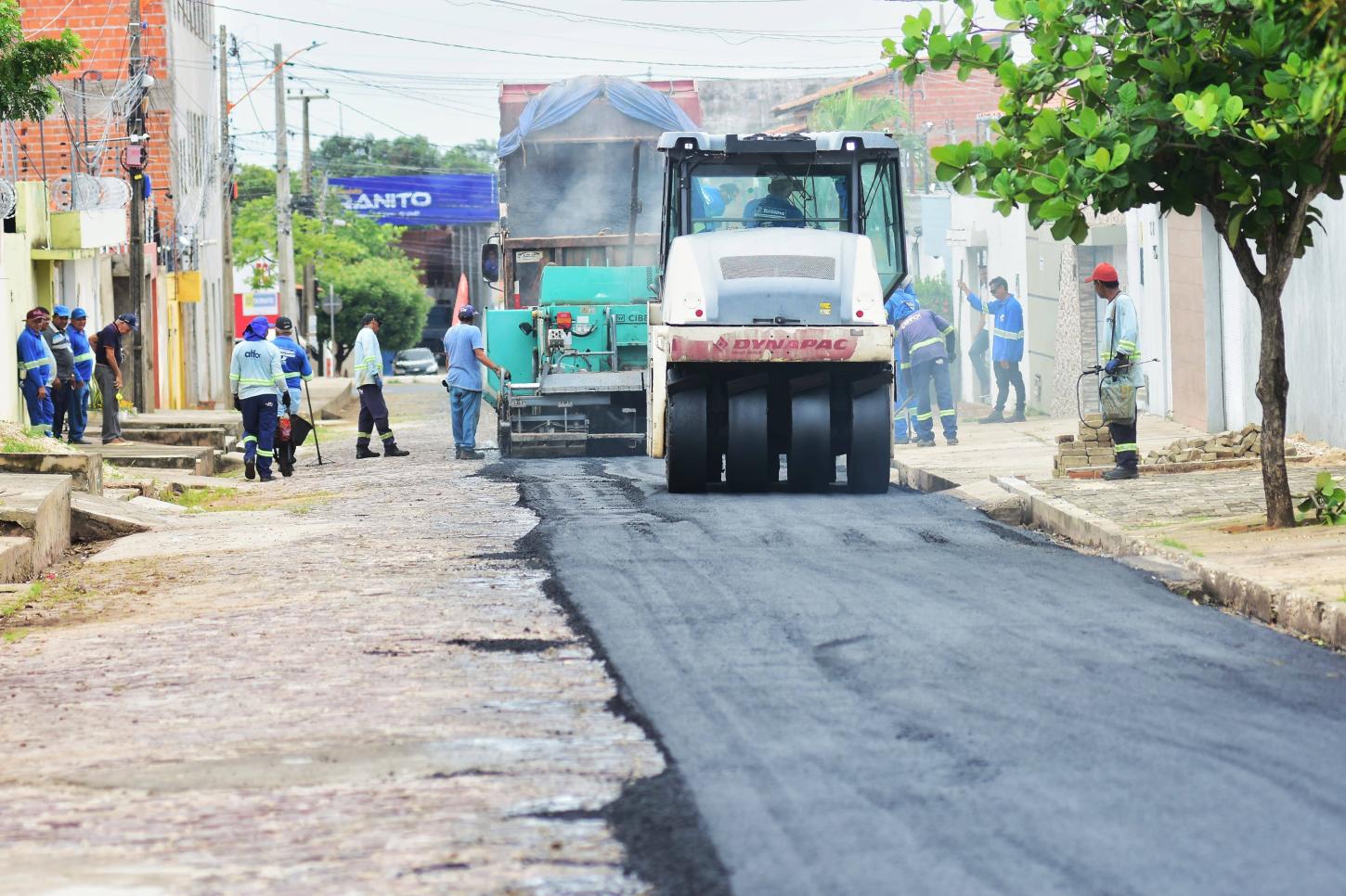 Prefeitura de Teresina realiza pavimentação asfáltica no Parque Mão Santa