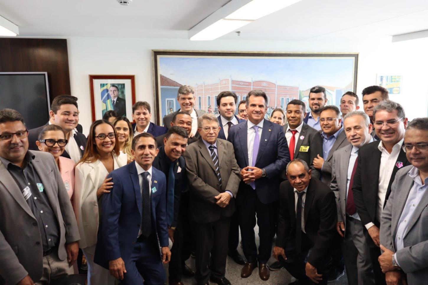 Senador recebe visita de 60 prefeitos do Piauí: 