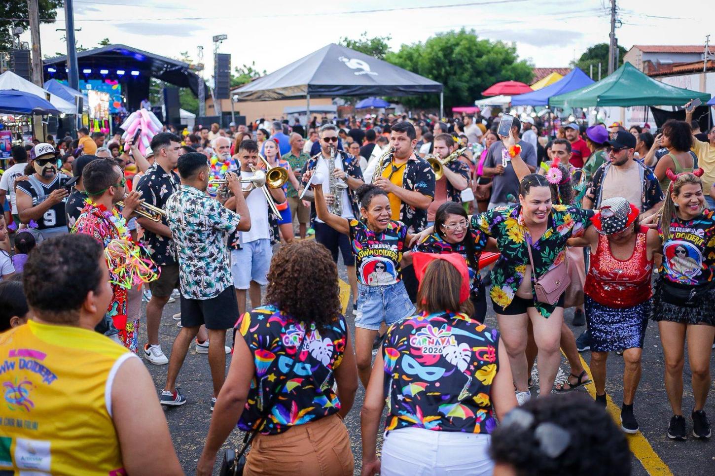 Tradicionais blocos de rua animam mais um dia de carnaval em Teresina