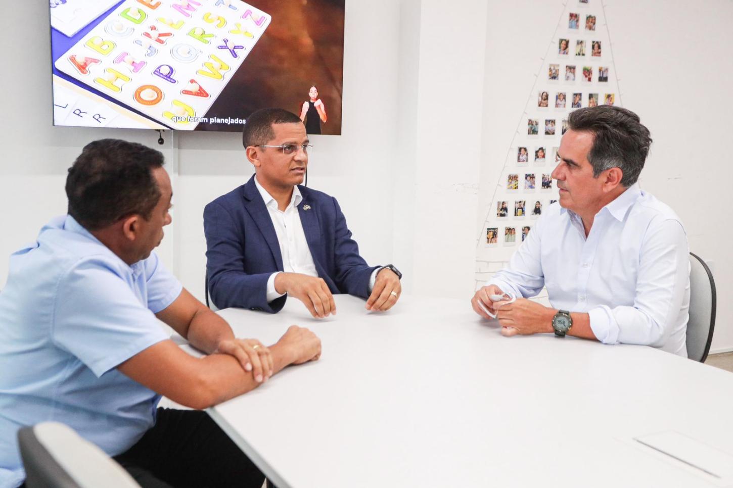 Senador Ciro Nogueira conhece a central de monitoramento da Semec