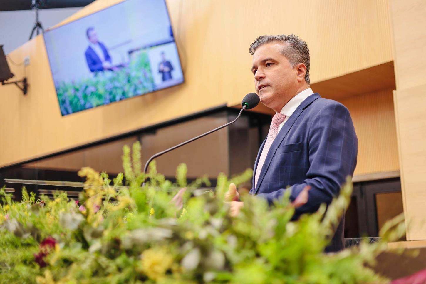 Deputado Dr. Vinícius celebra avanços da educação piauiense em discurso