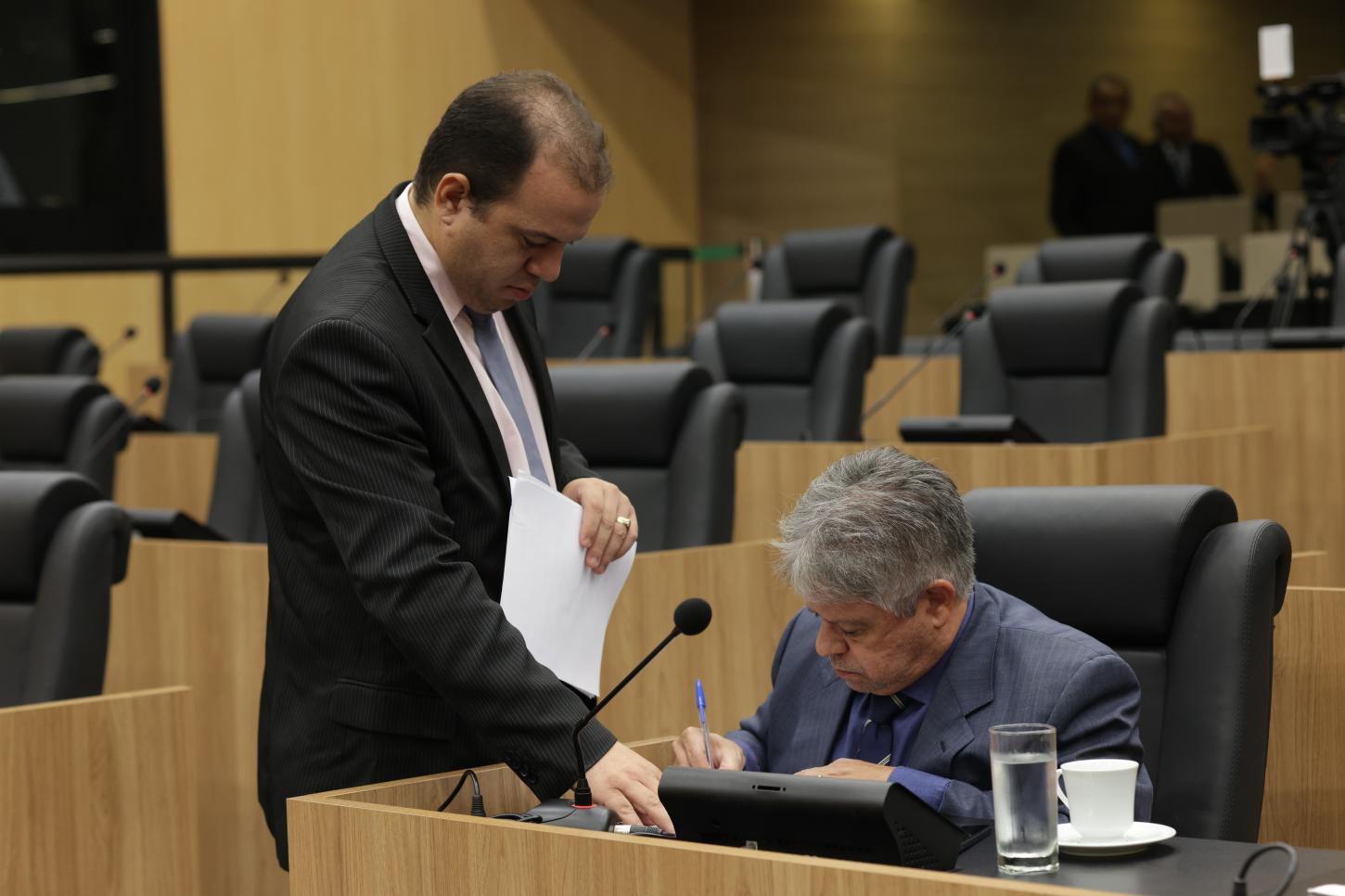 Deputado Gustavo Neiva propõe a redução do ICMS sobre combustíveis