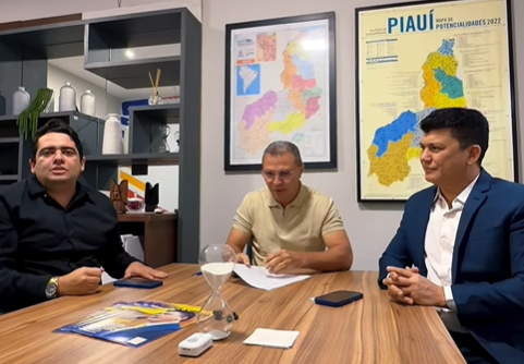 Deputado Rubens Vieira assina ordem de serviço que beneficia Cajueiro da Praia