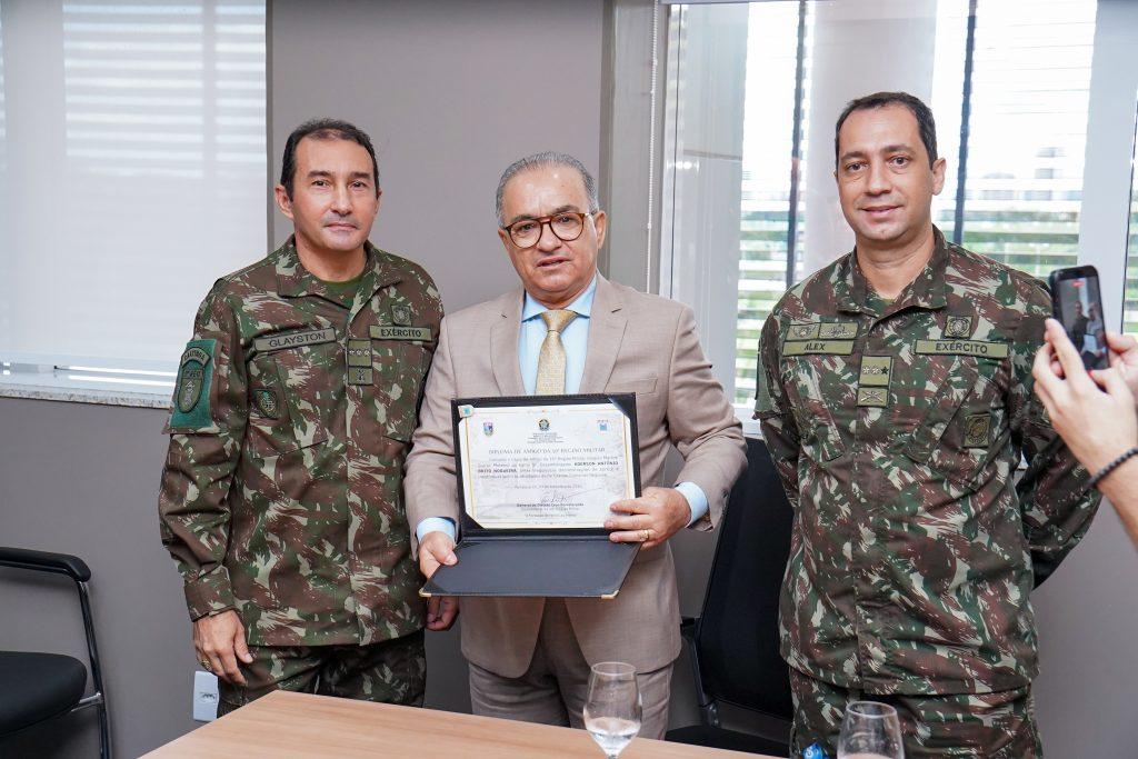 Exército Brasileiro homenageia presidente do TJPI por parceria institucional
