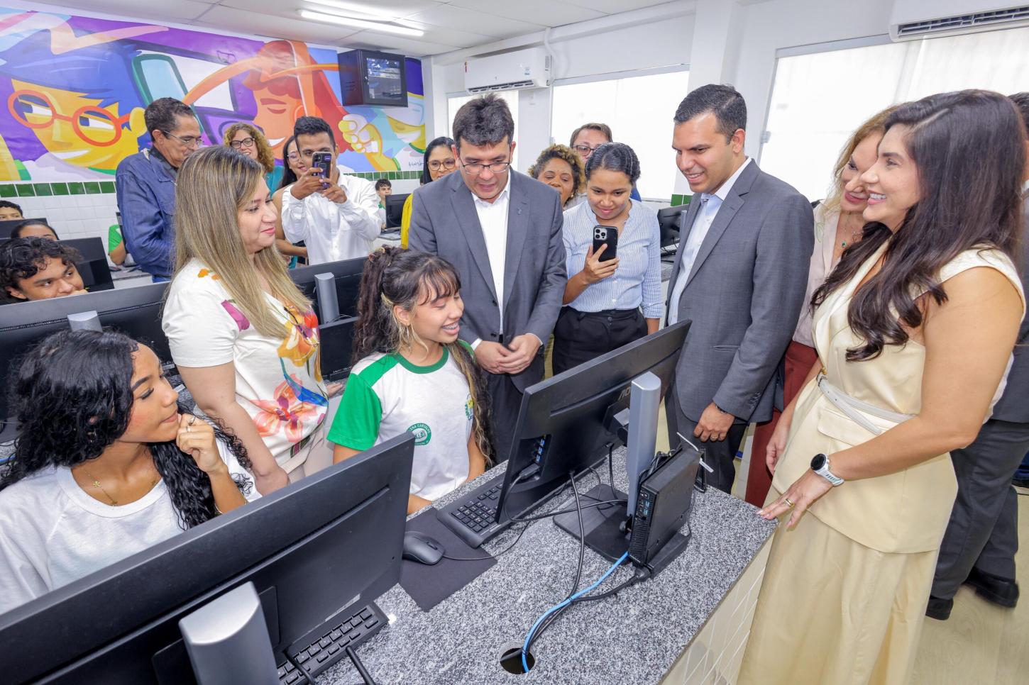Governador entrega modernização de escola na zona Norte de Teresina