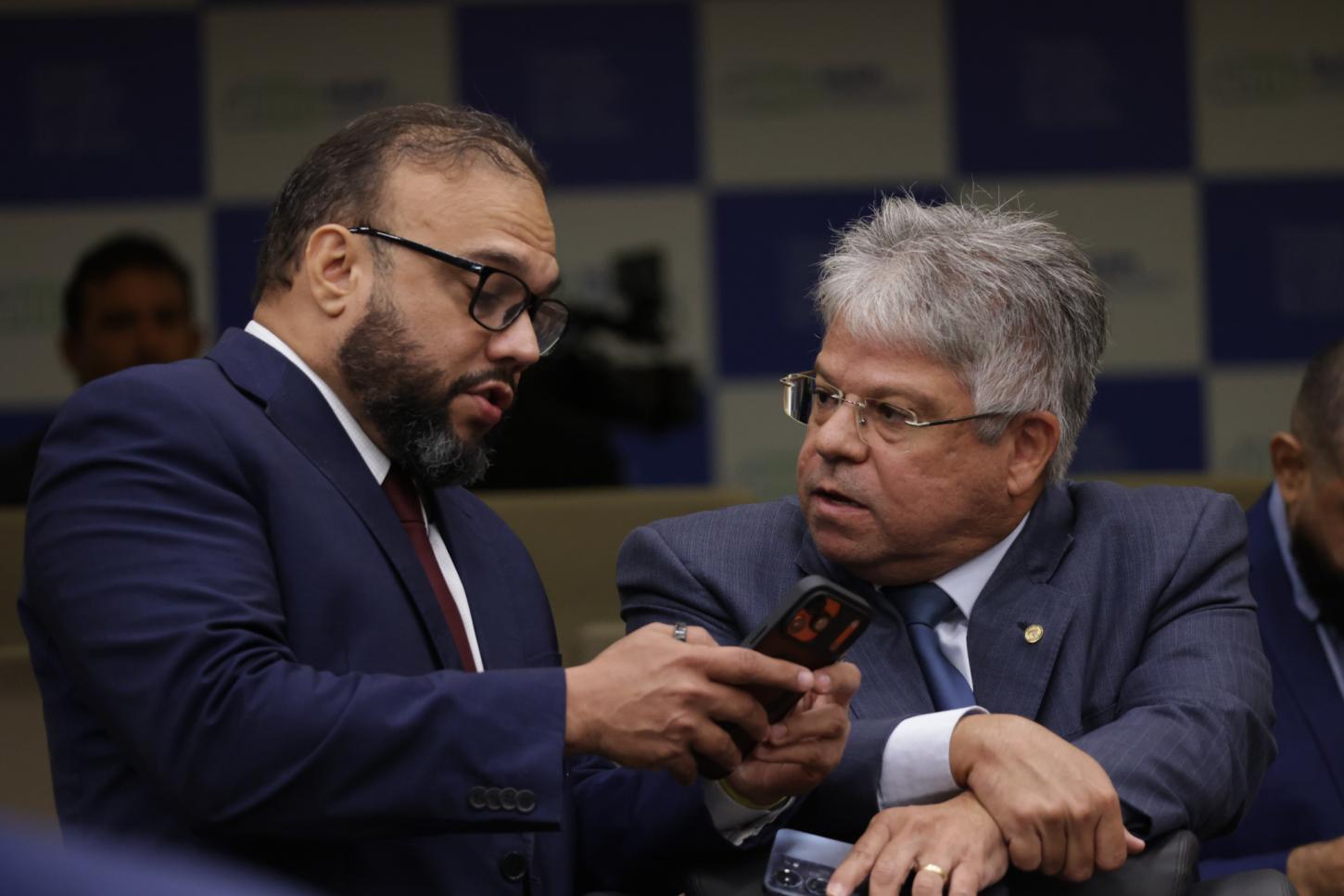 Gustavo Neiva repercute vídeo de moradora em Amarante reagindo à “taxação do sol”